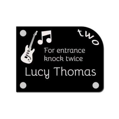 Zwart acrylaat naambord lasergravure 16x12 cm met crèmekleurig ontwerp