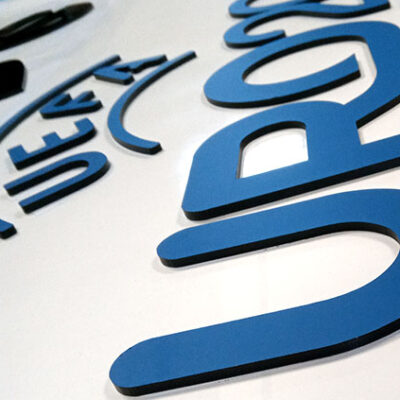 laserletters acrylaat 8mm 30x30cm in 14 kleuren.