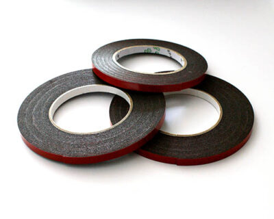 Dubbelzijdige foam tape 8m voor het bevestigen van bedankjes en naamborden zonder lijm