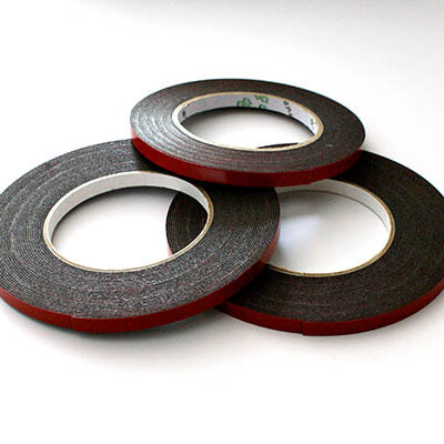 Dubbelzijdige foam tape 8m voor het bevestigen van bedankjes en naamborden zonder lijm