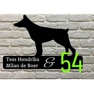 Manchester Terrier silhouet naambord van zwart acrylaat met crèmekleurige lasergravure en witte huisnummers rechts