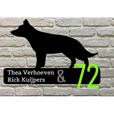 Duitse Herder silhouet naambord van zwart acrylaat met crèmekleurige lasergravure en witte huisnummers rechts