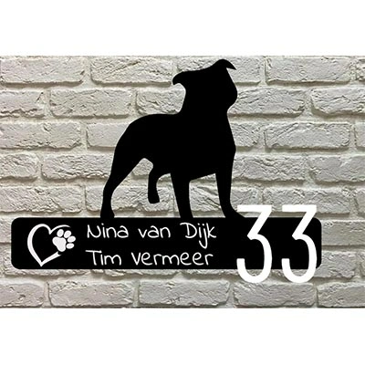 Rottweiler silhouet naambord van zwart acrylaat met gegraveerde tekst en opgeplakte cijfers rechts