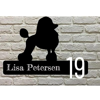 Poedel silhouet naambord van zwart acrylaat met crèmekleurige lasergravure en witte huisnummers rechts bevestigd