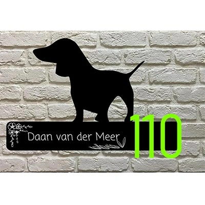 Teckel silhouet naambord van zwart acrylaat met crèmekleurige lasergravure en witte huisnummers rechts bevestigd