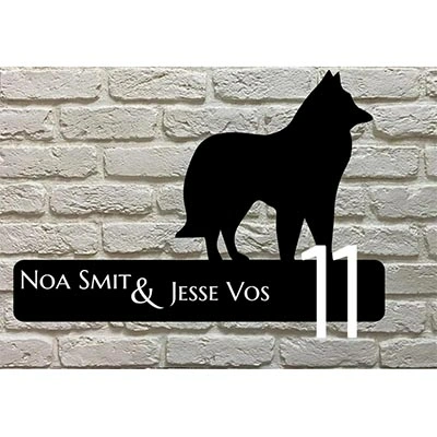 Siberische Laika silhouet naambord van zwart acrylaat met crèmekleurige lasergravure en witte huisnummers rechts
