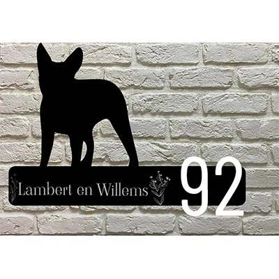 Boston Terrier silhouet naambord van zwart acrylaat met crèmekleurige lasergravure en witte huisnummers rechts geplaatst