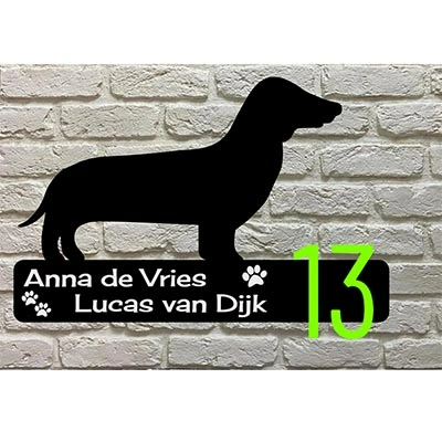 Dachshund silhouet naambord van zwart acrylaat met crèmekleurige lasergravure en witte huisnummers rechts geplaatst