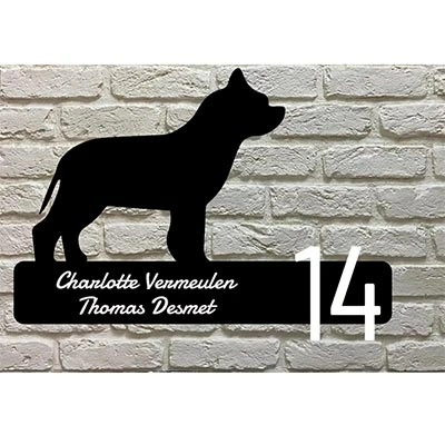 American Staffordshire Terrier silhouet naambord van zwart acrylaat met gegraveerde tekst en opgeplakte cijfers rechts