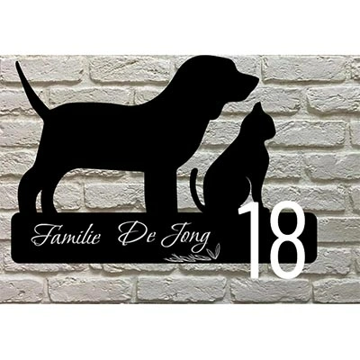 Labrador silhouet naambord van zwart acrylaat met crèmekleurige gravure en witte of appelgroene 3D-huisnummers.