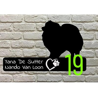 Chow Chow silhouet naambord van zwart acrylaat met gegraveerde tekst en opgeplakte cijfers rechts