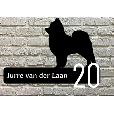 Pomeriaan silhouet naambord van zwart acrylaat met gegraveerde tekst en opgeplakte cijfers rechts