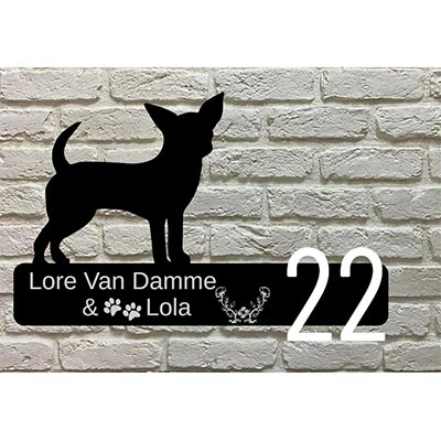 Chihuahua silhouet naambord van zwart acrylaat met witte of groene cijfers – 13x20,5 cm