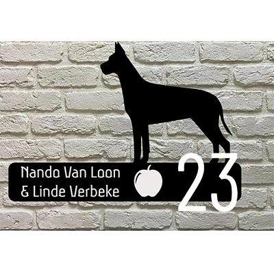 Whippet silhouet naambord van zwart acrylaat met gegraveerde tekst en opgeplakte cijfers rechts