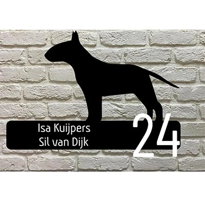 Zwart acrylaat naambord met Bull Terrier silhouet, witte huisnummers aan de rechterzijde en gegraveerde tekst