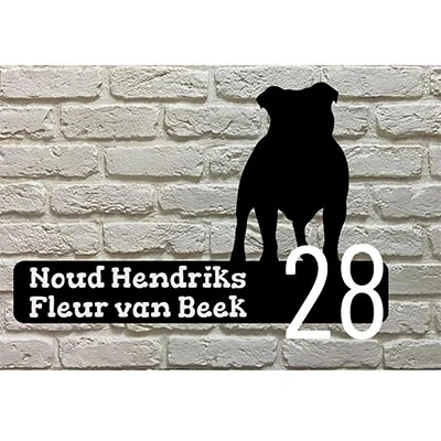Mopshond silhouet naambord van zwart acrylaat met vaste cijferpositie aan de rechterkant