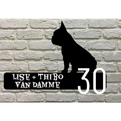 Franse Bulldog silhouet naambord van zwart acrylaat met vaste huisnummers aan de rechterzijde
