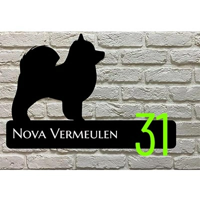 Keeshond silhouet naambord van zwart acrylaat met vaste witte of appelgroene cijfers aan de rechterzijde
