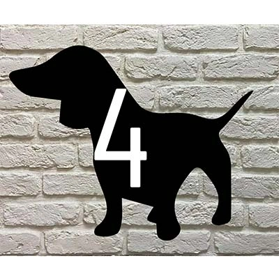 Teckel silhouet huisnummerbord met max 3 cijfers - zwart acrylaat met witte/groene cijfers