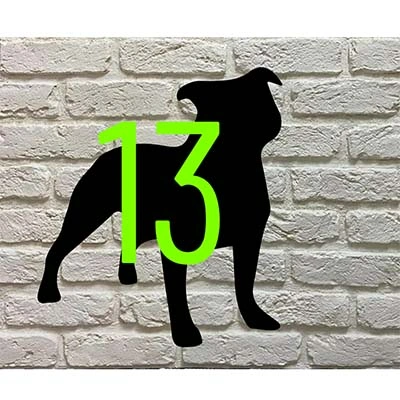 Rottweiler silhouet huisnummerbord met max 3 cijfers - zwart acrylaat met witte/groene cijfers