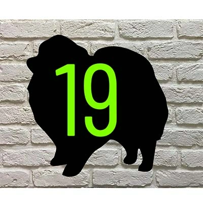 Chow Chow silhouet huisnummerbord met max 3 cijfers - zwart acrylaat met witte/groene cijfers