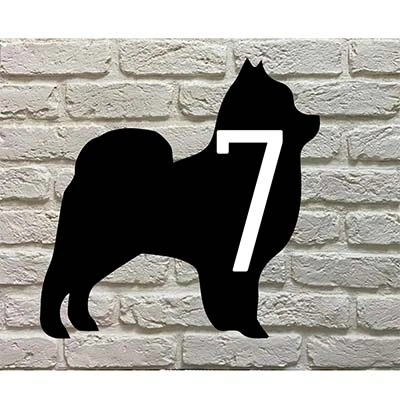 Pomeriaan silhouet huisnummerbord met max 3 cijfers - zwart acrylaat met witte/groene cijfers