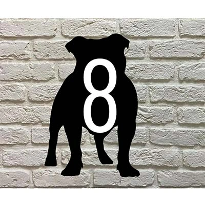 Mopshond silhouet huisnummerbord met max 3 cijfers - zwart acrylaat met witte/groene cijfers