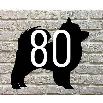 Keeshond silhouet huisnummerbord met max 3 cijfers - zwart acrylaat met witte/groene cijfers