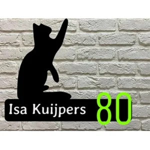 Detail van appelgroene cijfers op Gemengde Ras naambord