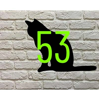 Domestic short haired kat silhouet huisnummerbord van zwart acrylaat met witte of appelgroene cijfers