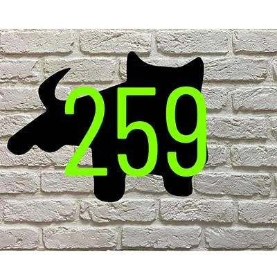 Europese Korthaar kat silhouet huisnummerbord van zwart acrylaat met witte of appelgroene cijfers