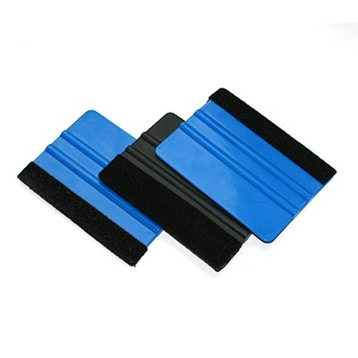 Rakel met Viltrand 10x7 cmom stickeres te plakken